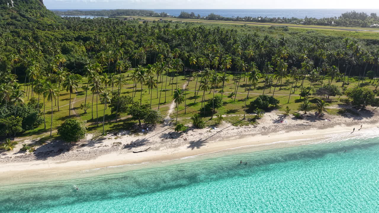 Isola di Moorea, Polinesia Francese. Vista aerea della spiaggia pubblica, del parco sul lungomare e dell'aeroporto