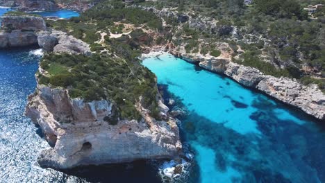 Imágenes-Aéreas-De-4k-De-La-Bahía-Tropical-Más-Hermosa-De-Mallorca-Con-Agua-Turquesa-Cristalina---Islas-Baleares---Vista-De-Pájaro-De-Un-Paraíso-En-La-Tierra