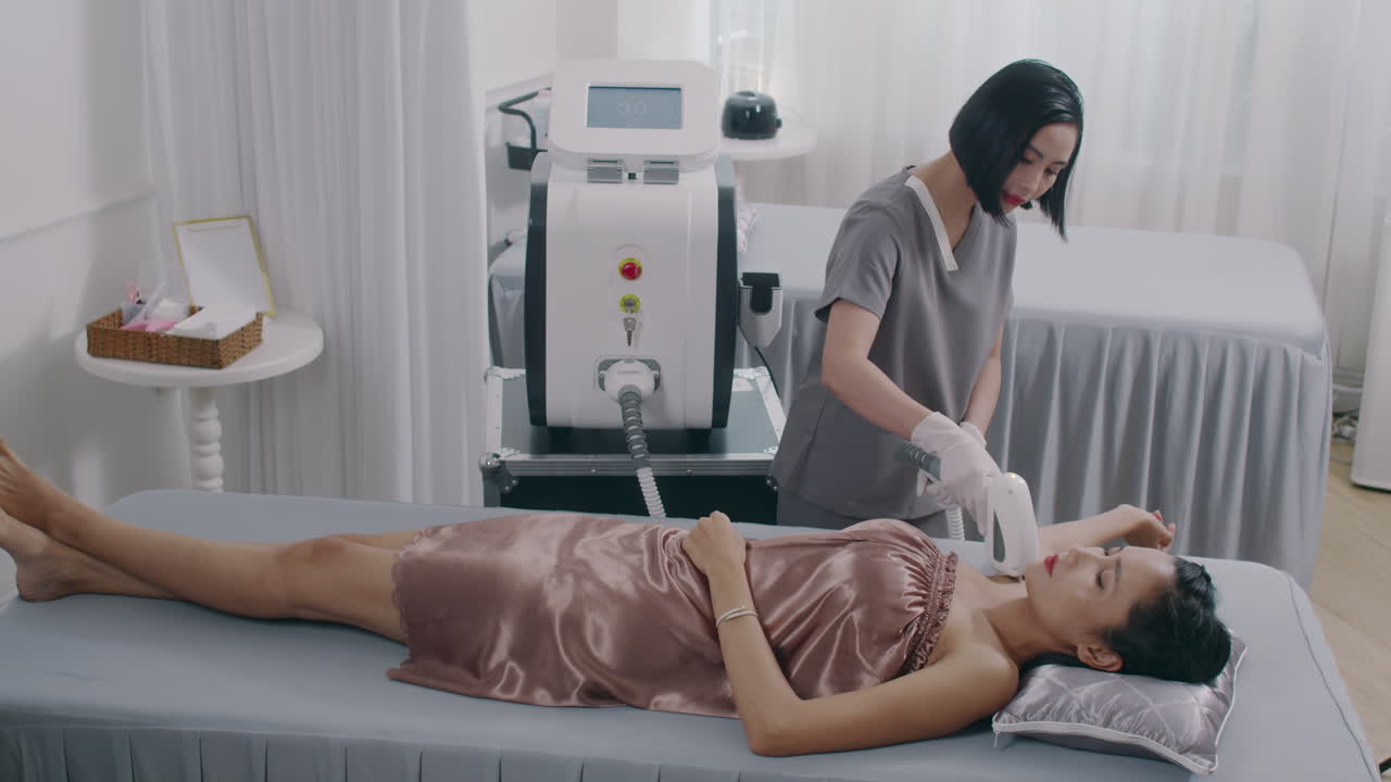 Esteticista realizando depilación láser en axilas a una clienta