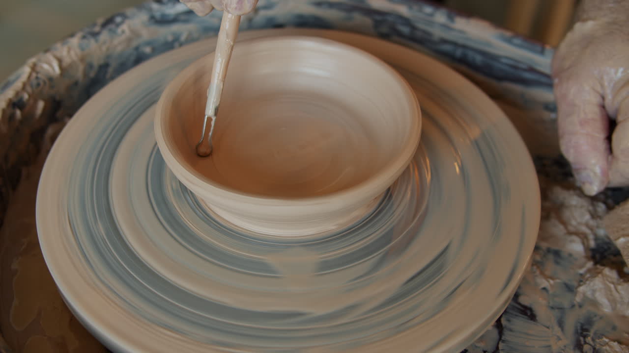 도자기 바에 그을 만드는 사람