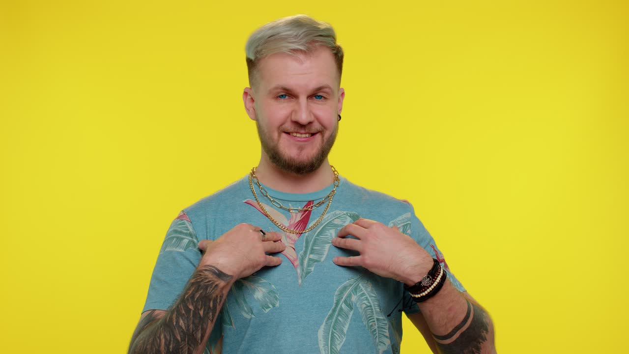 turista hombre elegante sintiéndose muy orgulloso señalándose a sí mismo, pareciendo seguro de sí mismo encantado por el éxito