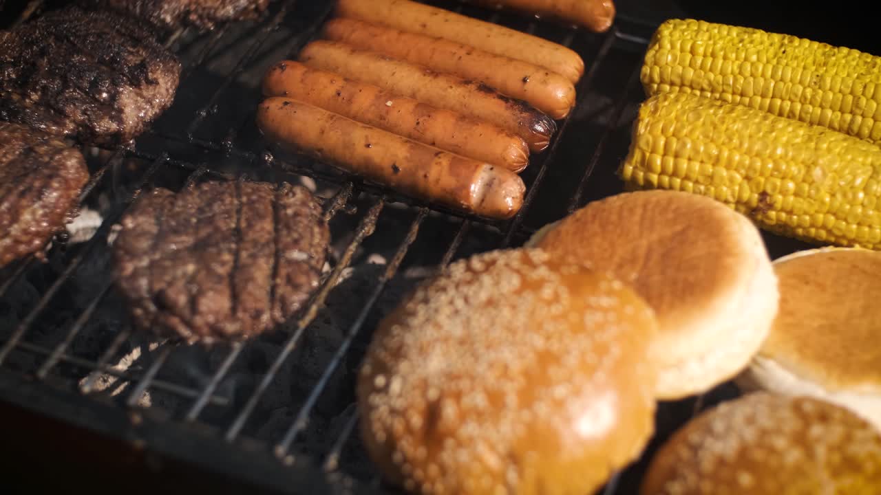 comida mixta de barbacoa americana en parrilla caliente