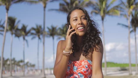 Linda-Mujer-Hablando-Por-Teléfono-Inteligente-En-Verano