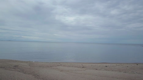 Playa-Vacía-E-Interminable-Un-Día-Nublado,-Muñequita