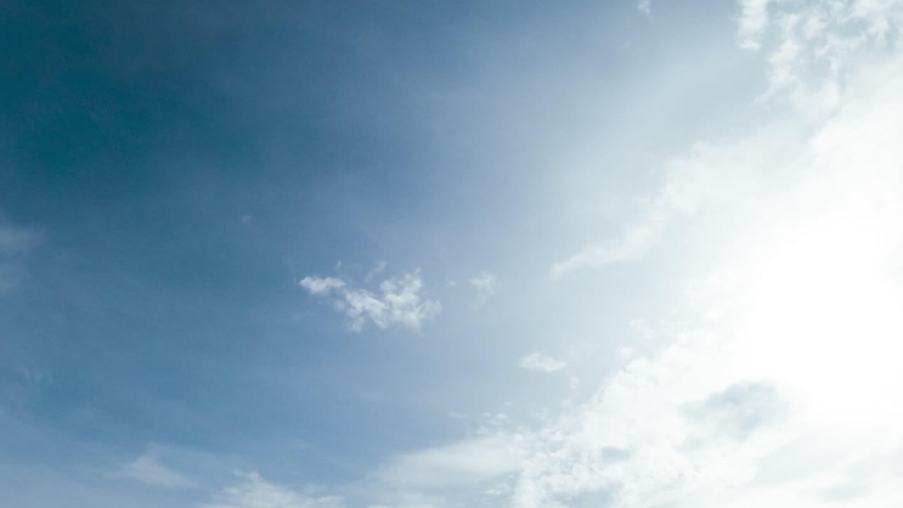 구름이 많은 파란 하늘