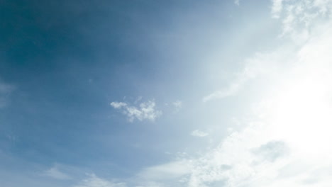el cielo azul nublado