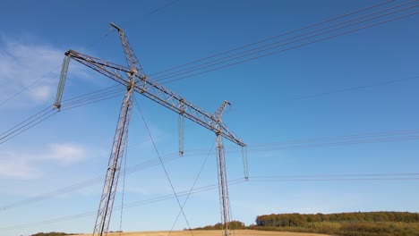 pilar de acero con líneas eléctricas de alta tensión que suministran energía eléctrica a través de cables a larga distancia