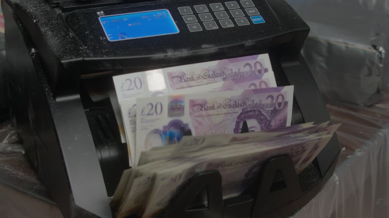 criminal contando las ganancias de una empresa ilegal