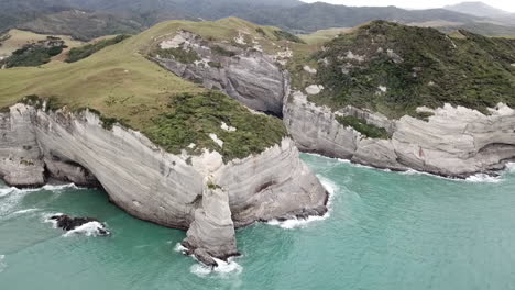 ascensão aérea da costa rochosa da ilha sul da nova zelândia