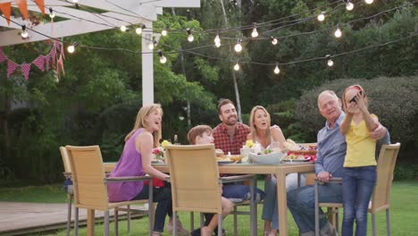 Familia-De-Tres-Generaciones-Tomándose-Un-Selfie-Mientras-Disfruta-De-Un-Almuerzo-Al-Aire-Libre