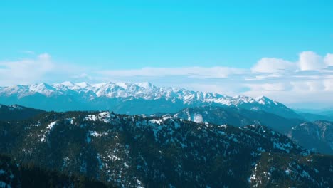 montañas nevadas en la distancia