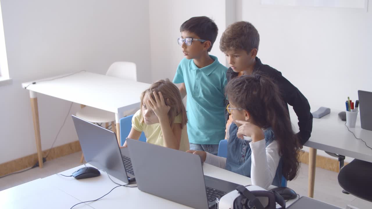 compañeros de clase haciendo tareas escolares juntos