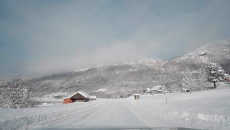 Vídeo-En-Primera-Persona-De-Una-Conducción-Por-Los-Fiordos-Occidentales-De-Noruega-En-Invierno,-Que-Muestra-Un-Viaje-Por-Carreteras-Nevadas