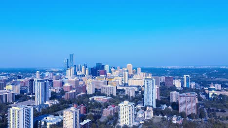 2-3-Edmonton-Downtown-Sommer-Überführung-Wohntürme-Mit-Blick-Auf-Den-River-Valley-Park-Klarer-Tag-In-Alberta-Kanada-High-End-Eigentumswohnungen-Wohngebäude-Neben-Dem-Gesetzgeber-Des-Kanadischen-Bundes-4k40