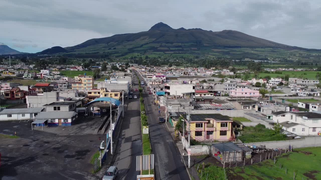 El Coraz&oacute;n volcano overlooks Aloasi Ecuador drone shot reveal town entrance