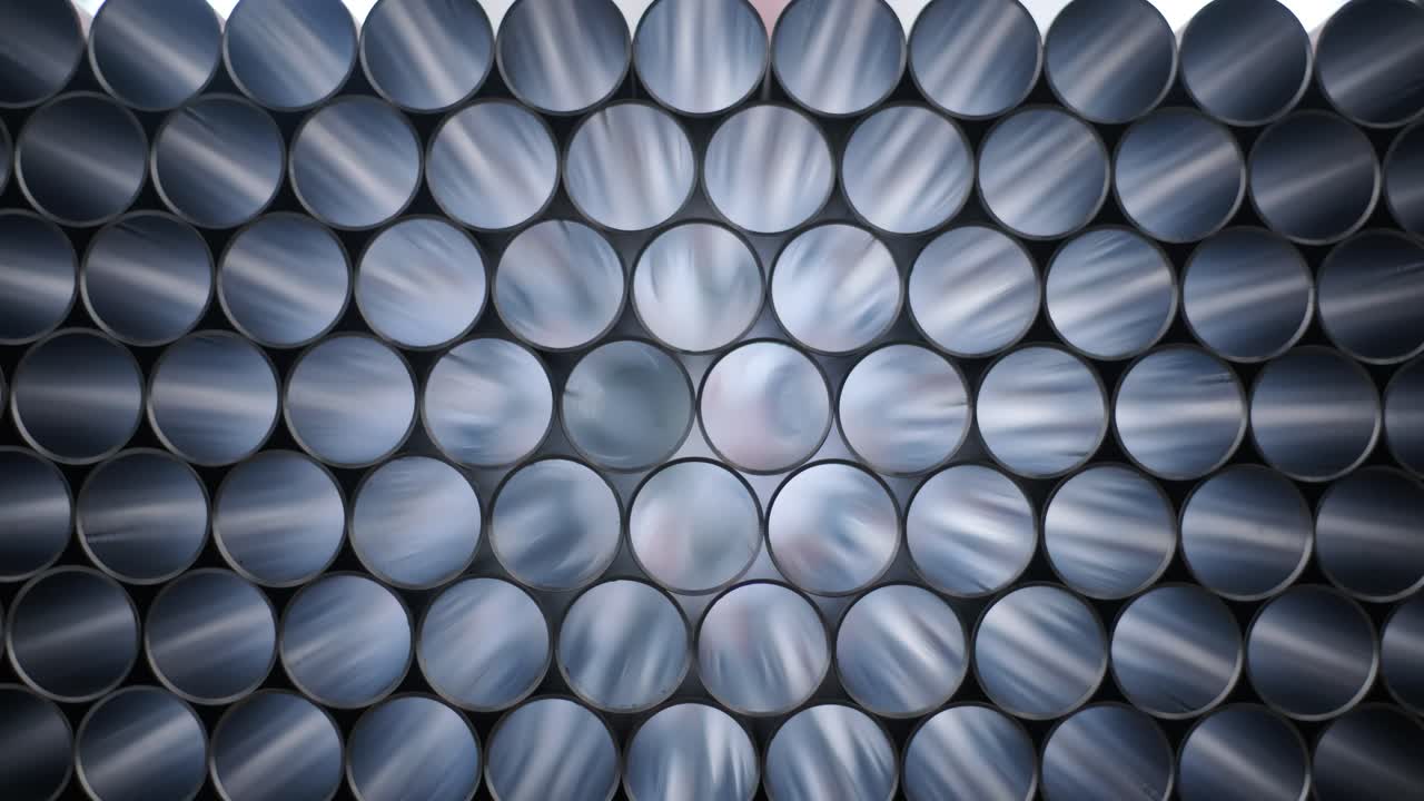 팔레트에 쌓인 강철 파이프의 추상적인 배경