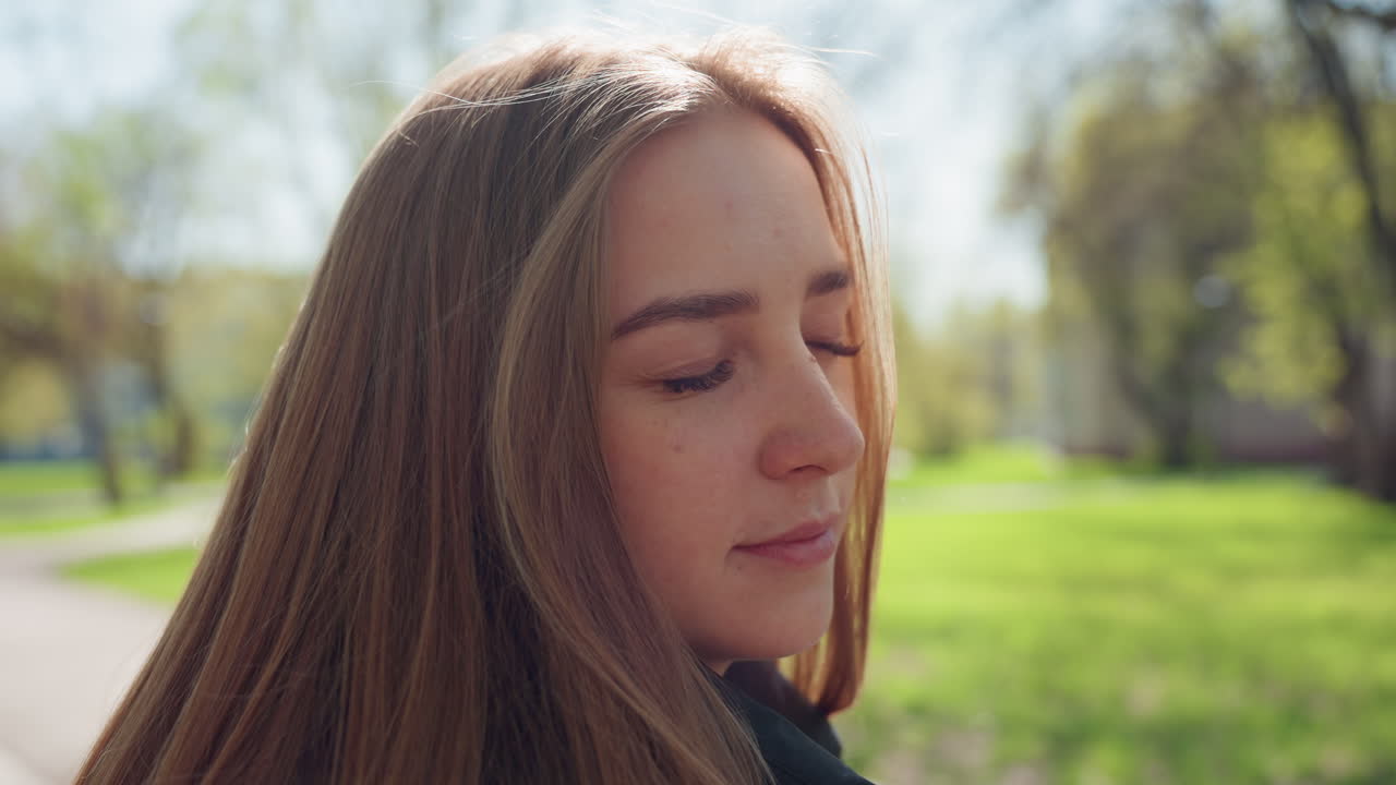 Reflejo de una mujer joven, una mujer joven y serena contemplando el exterior después de una sesión de creación artística, una joven disfrutando de un momento de tranquilidad al aire libre mientras reflexiona tras una actividad de manualidades.