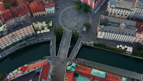 vista superior del puente triple hacia la iglesia franciscana rosa en la plaza preseren en ljubljana, eslovenia
