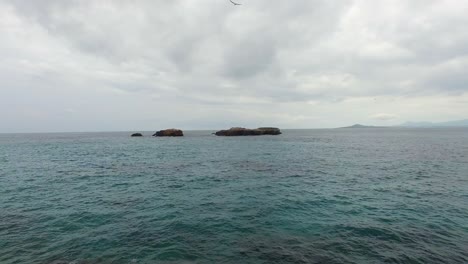 Aerial-shot-of-waves-and-rock-formations-in-Marietas-Islands,-Nayarit,-Mexico