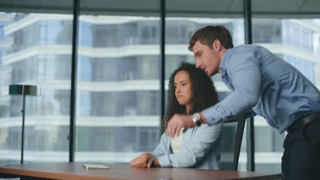 Socios-Riendo-Disfrutando-De-La-Oficina-De-Instalaciones-Vr.-Hombre-Mujer-Haciendo-Clic-Discutiendo