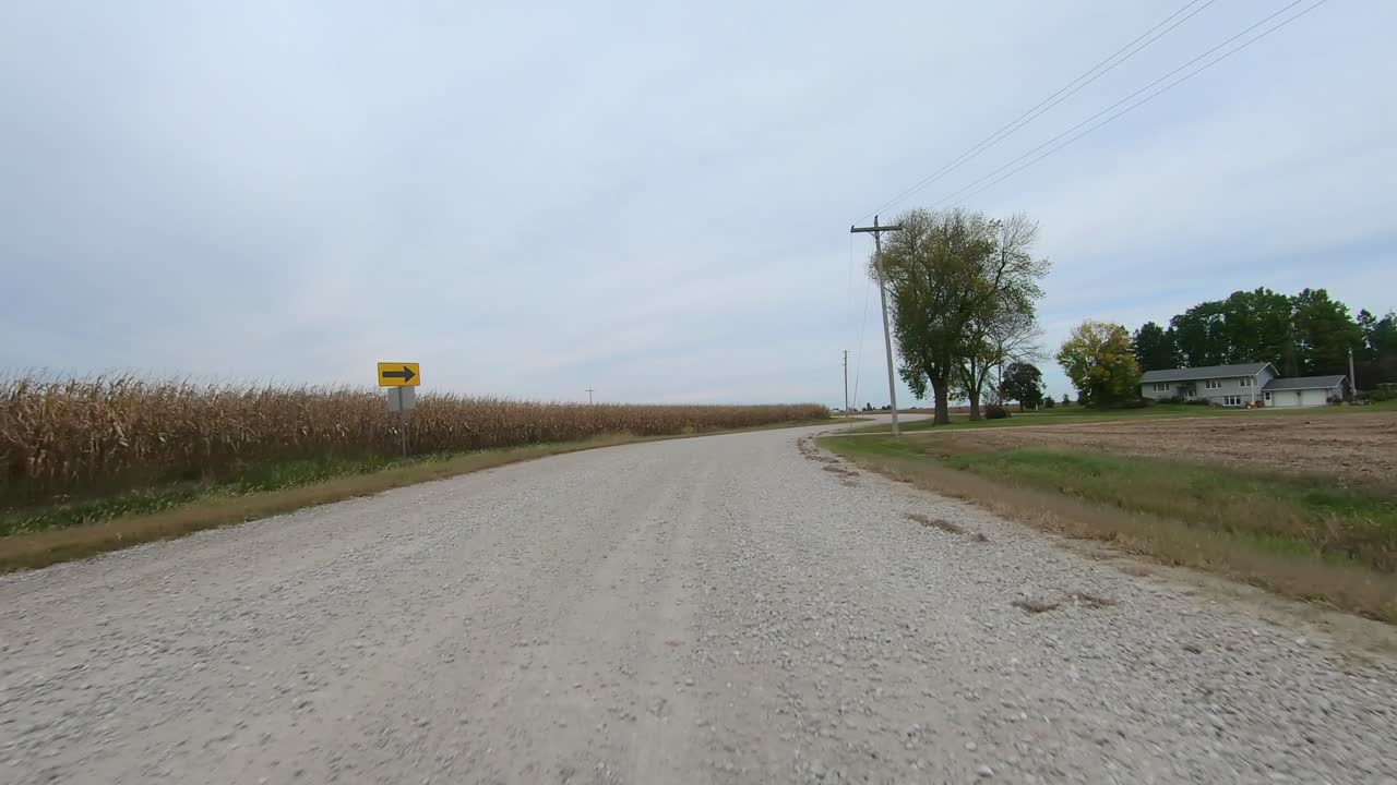 punto de vista a través de la ventana del conductor mientras conduce por las zonas rurales de iowa
