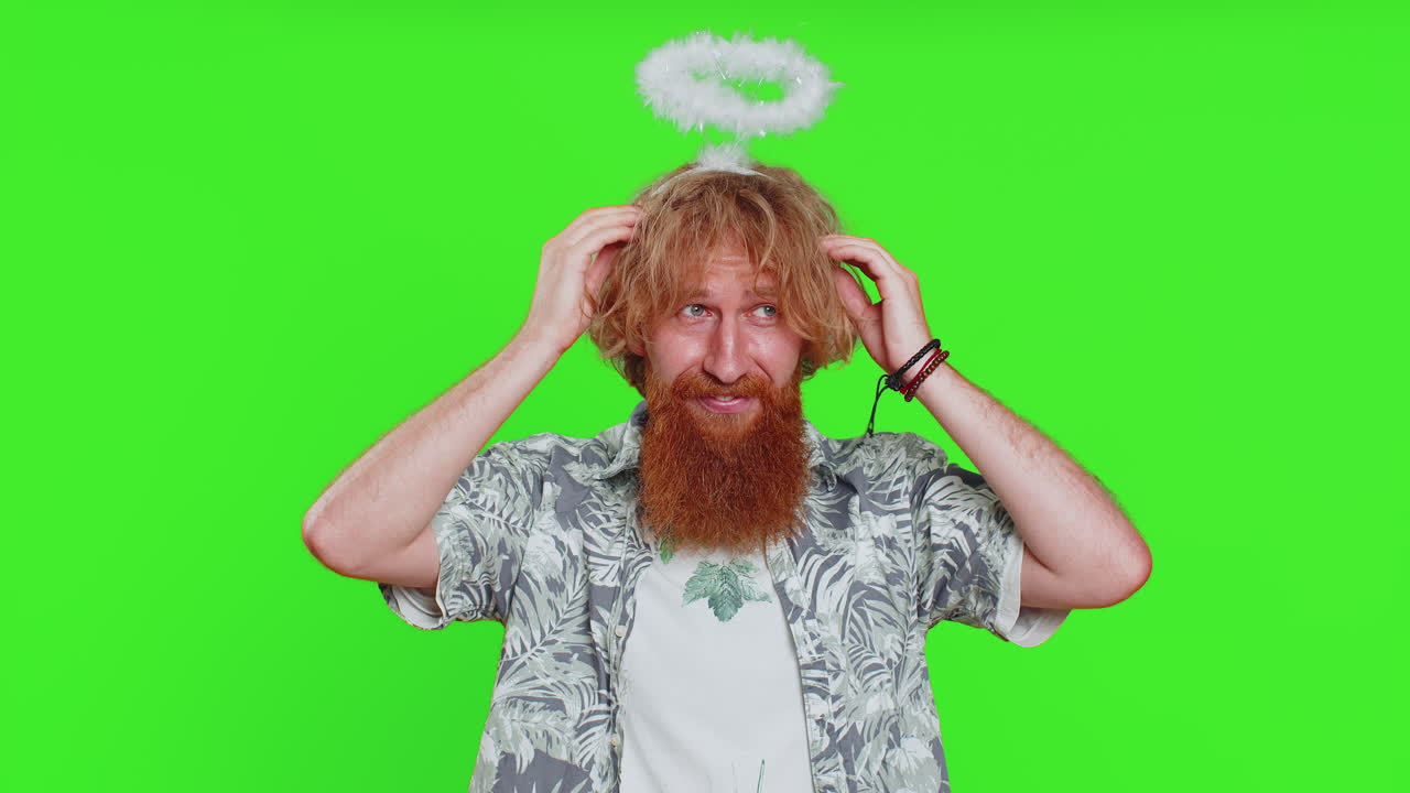 웃는 수줍은 천사 같은 젊은 남자의 초상화 머리 위에 천사 헤로  ⁇ 브, 긍정적인 사랑 감정