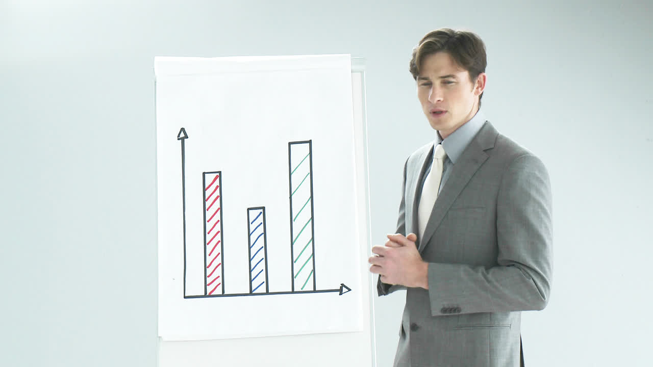 야심 찬 매니저 가 프레젠테이션 을 하고 있다