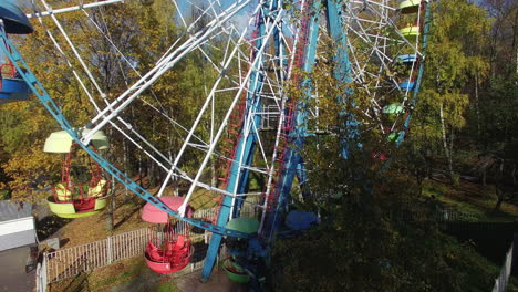 vista aérea de la vieja rueda de ferris en el parque de otoño