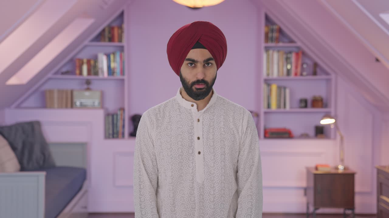 hombre indio sikh culpable escondiendo su cara