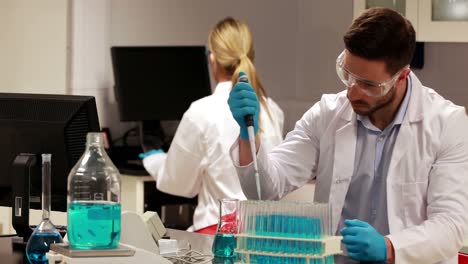 científico haciendo un experimento químico