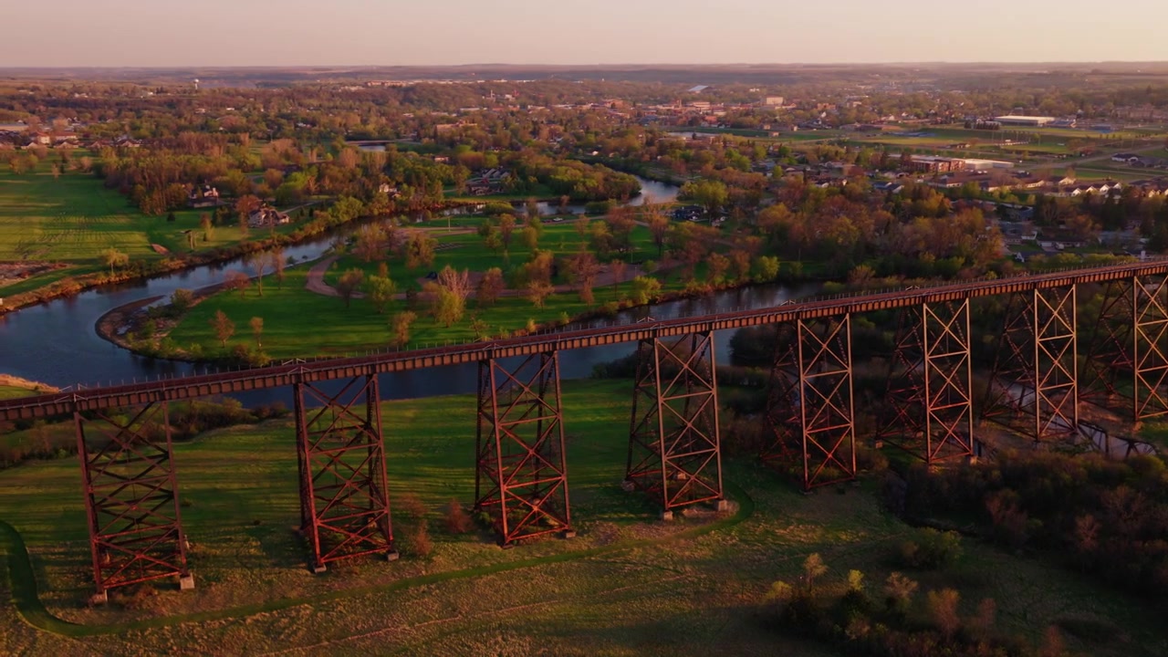 Histórico Puente Ferroviario Hi-Line, un caballete de 3,860 pies completado en 1908, elevándose 162 pies sobre el río Sheyenne