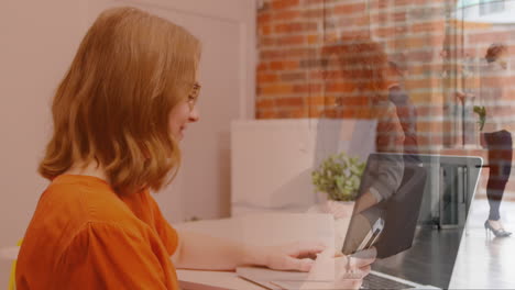 animación de una mujer de negocios caucásica en el teléfono sobre el paisaje urbano
