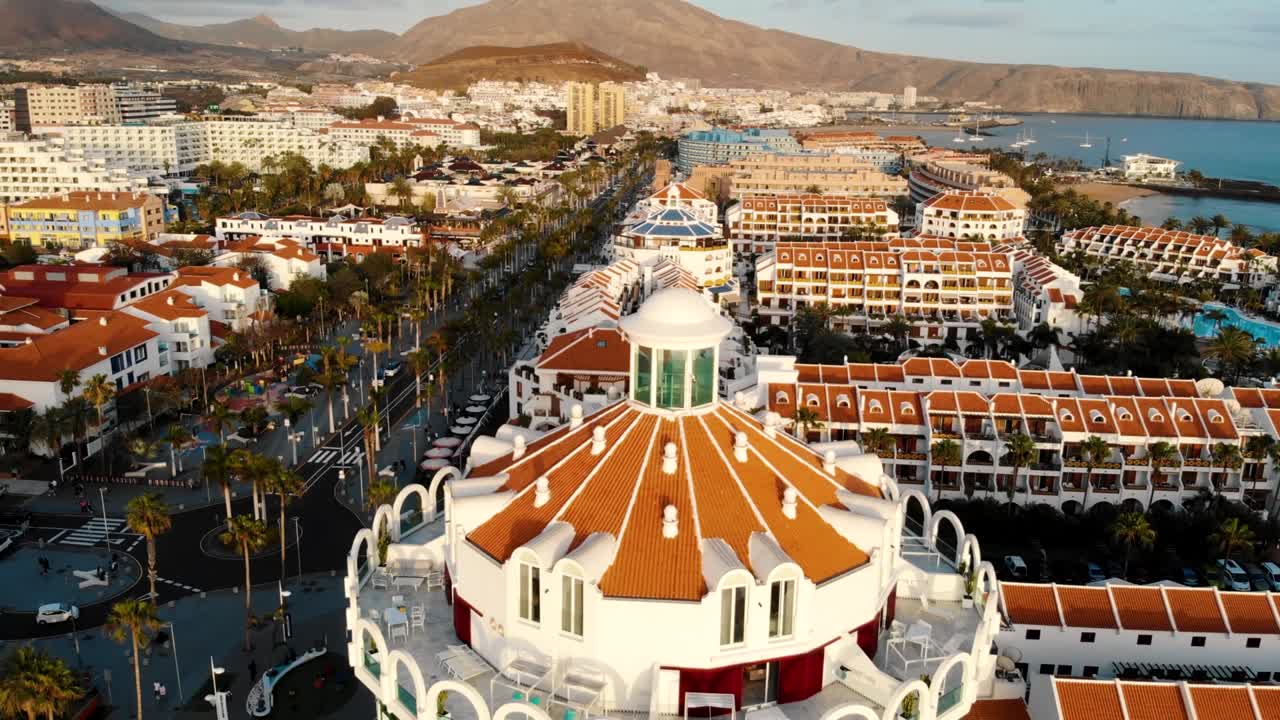 테네리페의 playa de las américas의 휴양 리조트 건물의 공중 풍경.