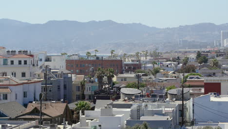 Große-Dachlandschaftsaufnahme-Von-Venice-Beach-Mit-Blick-Auf-Die-Santa-Monica-Mountains