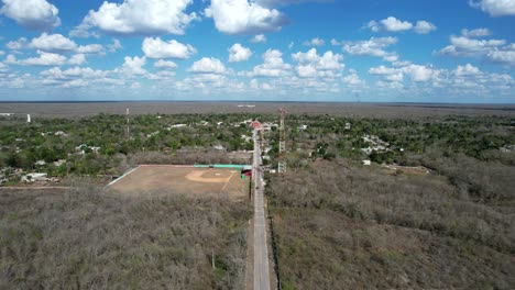 Toma-Aérea-Drontal-De-La-Ciudad-De-Tahmek-Yucatán-Durante-Una-Fuerte-Sequía