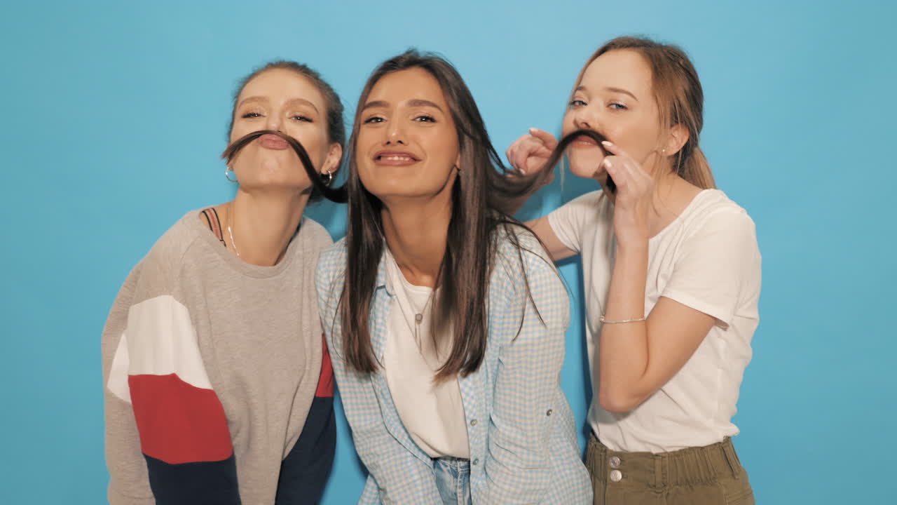 세 명의 행복한 여성들이 포즈를 취하고 있습니다.