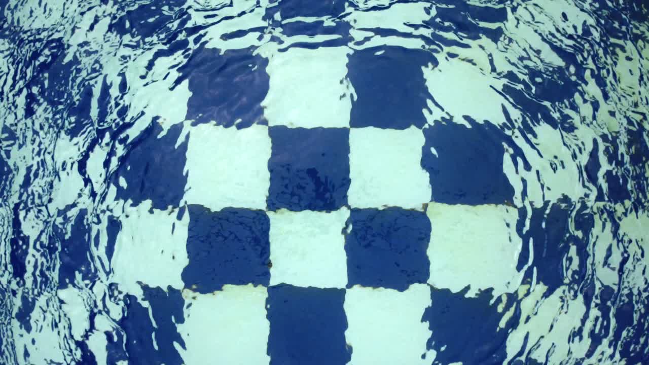 efecto de agua de un dron cerca de una piscina