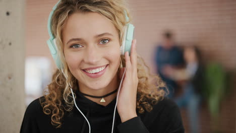 Mujer-Estudiante,-Sonrisa-Y-Auriculares-Para-Escuchar