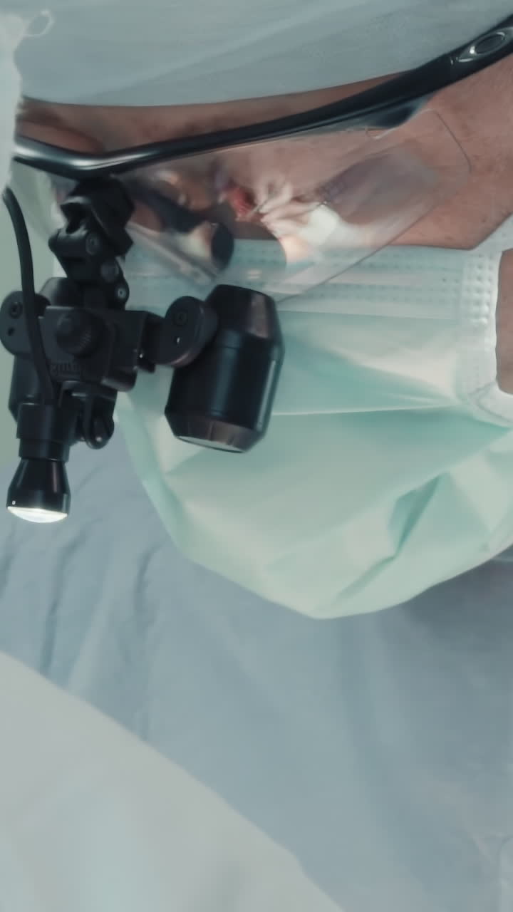 hombre cirujano con asistente opera. médicos enfocados en uniforme examinan atentamente al paciente preparándose para una cirugía complicada en la sala de operaciones