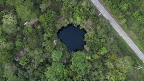 Antena-En-Lento-Descenso-Giratorio-Sobre-Cenote-Kikil-En-Yucatán,-México