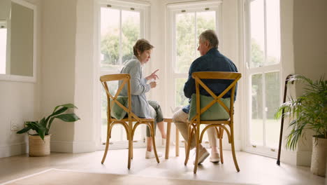 Pareja-De-Ancianos-En-Casa,-Té-Y-Discusión-Por-La-Mañana