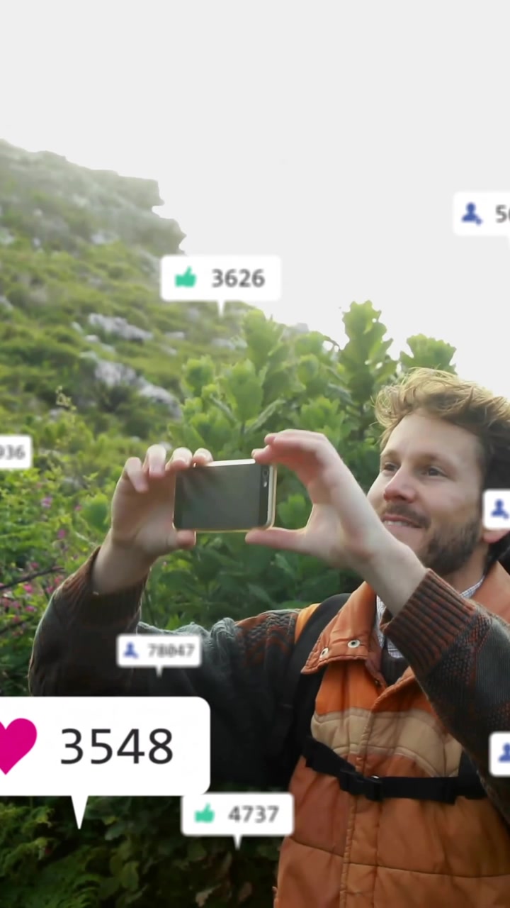 Senderismo, revisando un smartwatch rodeado de una animación de 'me gusta' y notificaciones de redes sociales