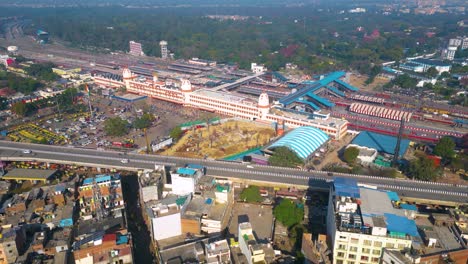 Vista-Aérea-De-La-Estación-De-Tren-De-Varanashi,-Estación-De-Tren-Con-Vista-De-Drones