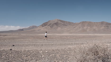 Niño-Explorando-Paisajes-De-Lanzarote-Islas-Canarias-España