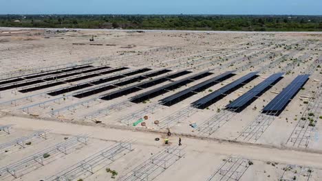 vista aérea de la planta de energía solar fotovoltaica con paneles solares en construcción en jambur, gambia