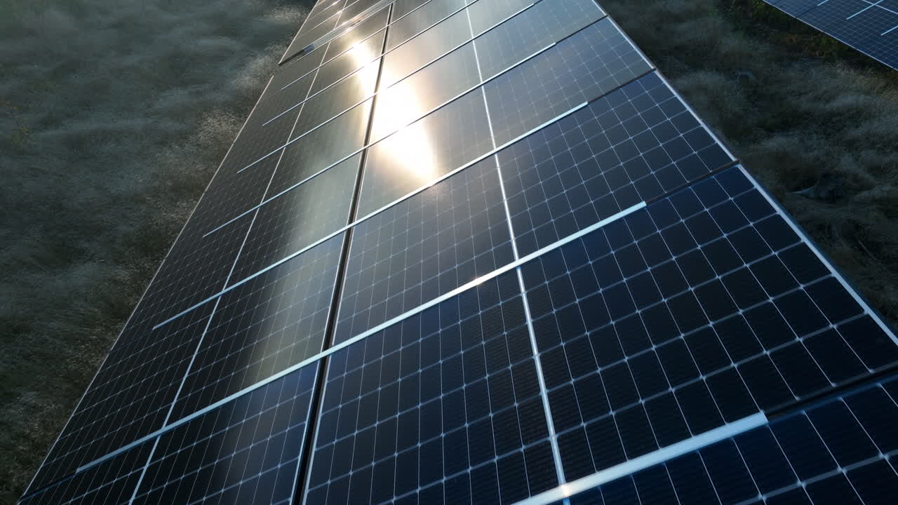 Vista aérea sobre um coletor solar espelhado, noite de outono fria e ensolarada