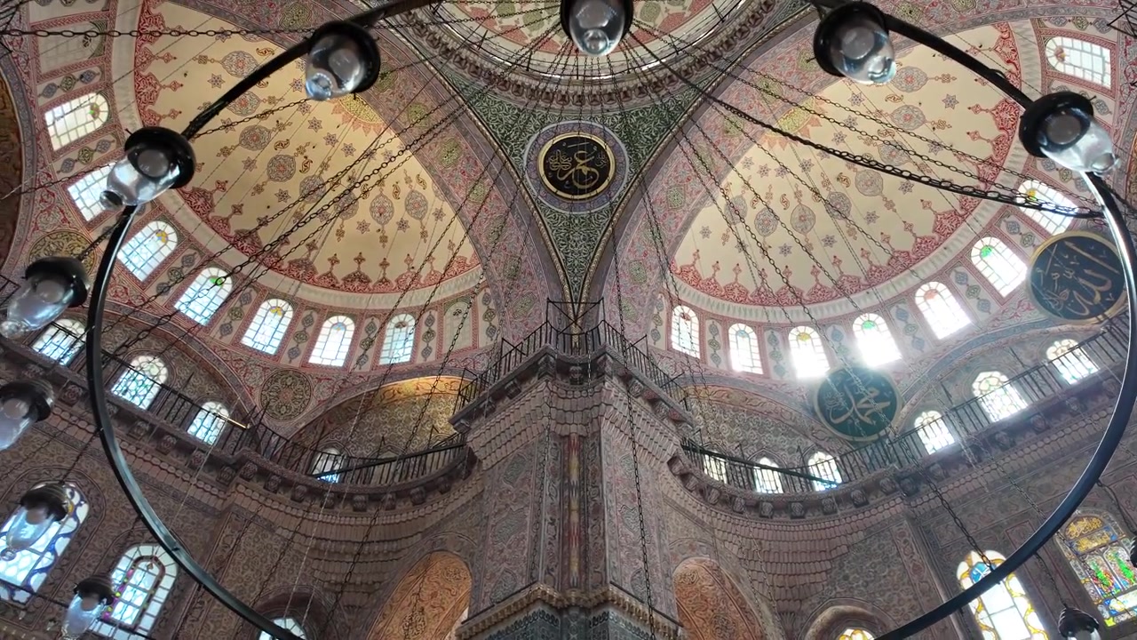 Cupola interna decorata e lampadari di una Grande Moschea