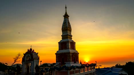 el atardecer en la pagoda de doi thepnimit patong en phuket