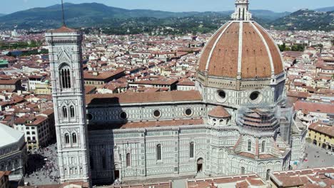 órbita-Aérea-Del-Histórico-Edificio-De-La-Cúpula-De-La-Catedral-De-Florencia-En-Italia