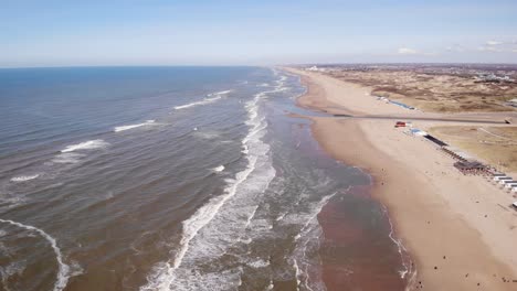 Luftaufnahme-Entlang-Der-Meereswellen-Entlang-Der-Strandküste-Von-Katwijk-Aan-Zee-In-Südholland-An-Einem-Hellen,-Klaren-Tag